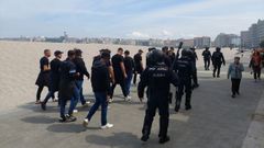 La Polic�a Nacional escoltando este viernes por la ma�ana a un grupo de hinchas del Legan�s por el paseo mar�timo de A Coru�a