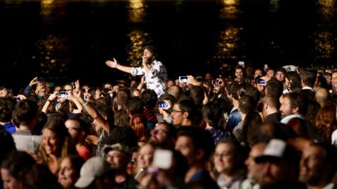 Marc Ros, del grupo Sidonie, en la playa de Riazor en el Noroeste del 2015 