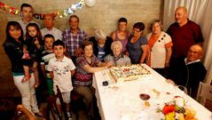 Mar�a, sentada en el centro delante de la tarta de cumplea�os