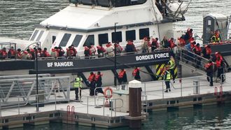 Un grupo de migrantes desembarcando en el puerto de Dover, el pasado 17 de agosto.