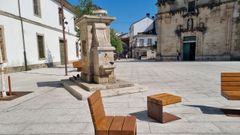 Fuente con agua delante de San Fernando
