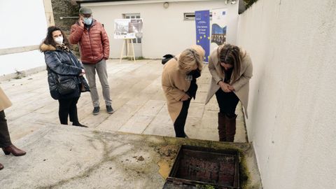 El arquelogo municipal y la alcaldesa de Lugo junto a la entrada del stano donde est la cloaca romana de Lugo, junto a la Sala Porta Mi.