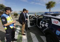 Entregando el coche nuevo. 