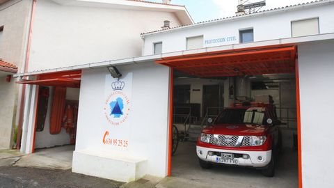 Miembros de la agrupaci�n local de Protecci�n Civil de Valga respondieron a la llamada de alerta de los vecinos del hombre fallecido.