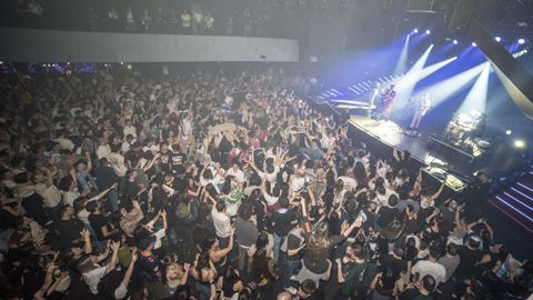 O p&uacute;blico gozando de The Rapants na sala La Madaleine, na que tivo lugar o Emigrason.