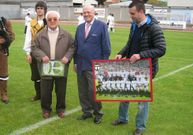 El homenajeado, Amador Bali�a, en el centro antes del partido