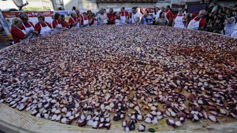 O Carballio volvio superarse con la mayor tapa de pulpo del mundo. Fue con motivo de la gran fiesta de agosto