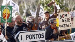 Agricultores concentrados delante del Parlamento catal�n