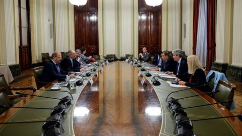 A la izquierda, en segundo lugar mirando al fondo, el eurocomisario de Pesca y Oc�anos, Kostas Kadis , y miembros de su equipo; y a la derecha (en tercer lugar), el ministro de Pesca, Luis Planas, con su equipo