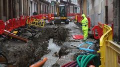 Caudal de agua que sala esta maana por una de las conducciones de la calle, que ha tenido que ser levantada.