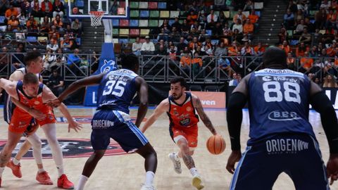 Lance del encuentro de la primera vuelta entre el Leyma Coru&ntilde;a y el Fuenlabrada