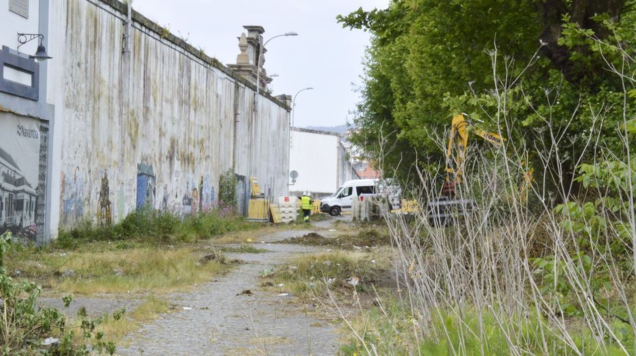 Trabajos de desbroce en la alameda inician las obras de Abrir Ferrol al mar en Esteiro