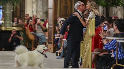 Tommy Hilfiger besando a su esposa, Dee Ocleppo, sobre la pasarela