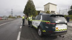 Guardias civiles de trfico en una carretera de Chantada, en una fotografa de archivo