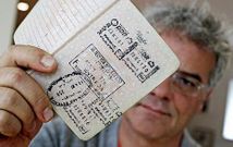 El dise�ador Miguel Pi�eiro muestra su pasaporte de la �poca con el sello de la RDA. 