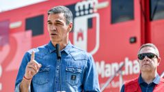 El presidente del Gobierno, Pedro S�nchez), y el presidente de Castilla-La Mancha, Emiliano Garc�a-Page, durante una visita al Puesto de Mando Avanzado por el incendio de La Mierla en Tamaj�n (Guadalajara).