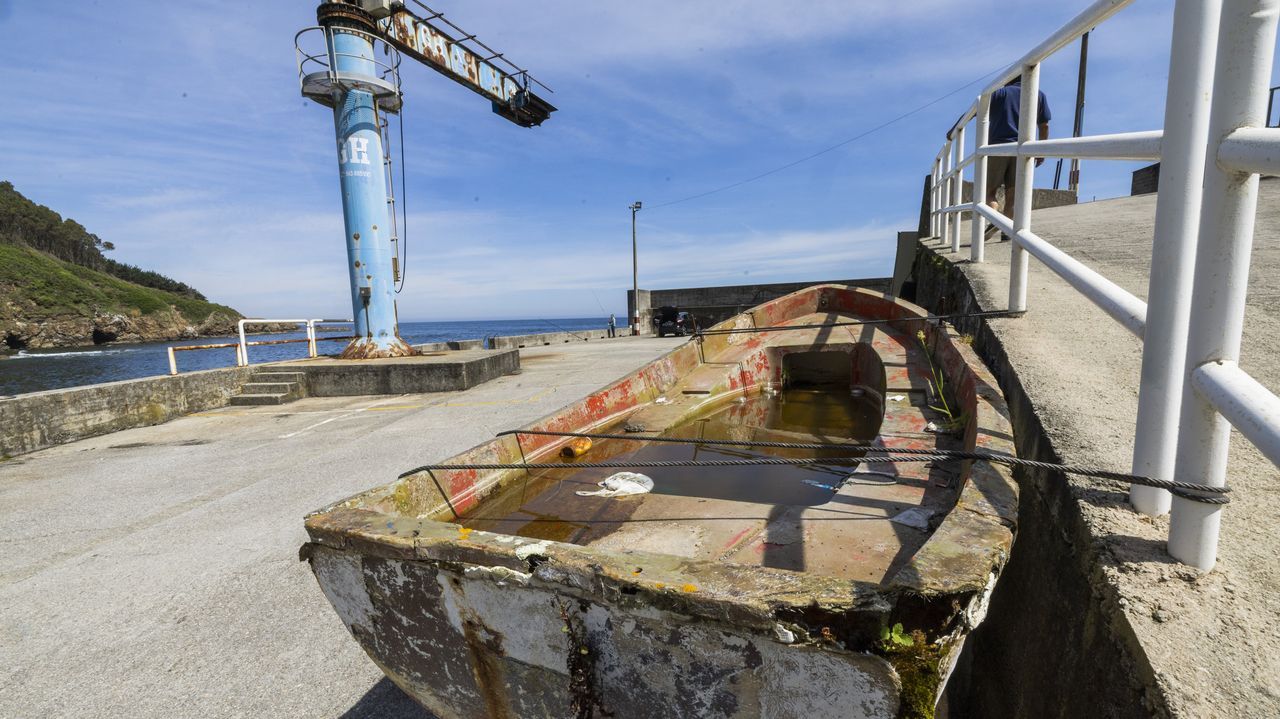 Doce años de vandalismo y robos acaban con el puerto de Razo