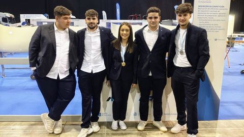 Aarn, Alberto, Helena (medalla de oro), Brais y Guille (plata), los 5 alumnos participantes.