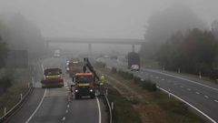 La A-6 est� parcialmente cortada mientras contin�an las labores de retirada del cami�n accidentado.