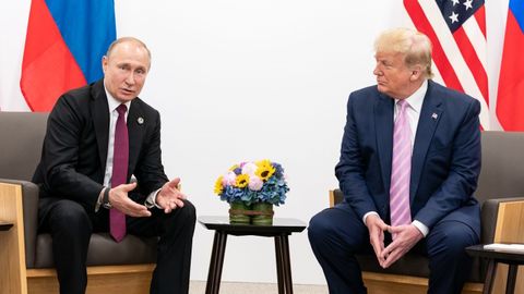 Vladimir Putin y Donald Trump, durante una entrevista en Osaka (Japón) en el 2019