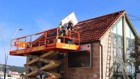 Instalaci�n de placas fotovoltaicas en Ribeira.