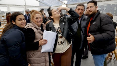 Lorena (en el centro) besa las llaves de la vivienda que le abrir las puertas a la calle, ya que tiene un problema de movilidad y hasta ahora viva en un cuarto sin ascensor. Ahora se mudar con su madre, Guadalupe, a su izquierda; su padre, ngel, a su lado; su hermano, a la derecha y su nuera, a la izquierd