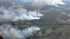 Imagen de un incendio forestal en Pi�or (Ourense) en el que se aprecian claramente cinco focos simult�neos