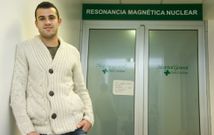 El futbolista Juan Mart�nez, en una visita al Hospital General Juan Cardona, en Ferrol. 