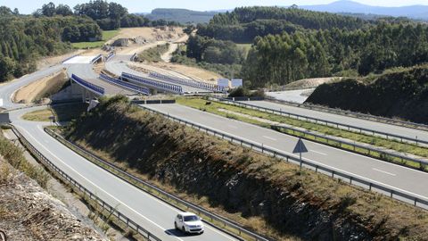 Obras en el enlace de Arz�a hacia Melide, el tramo de 16 kil�metros que a�n sigue pendiente