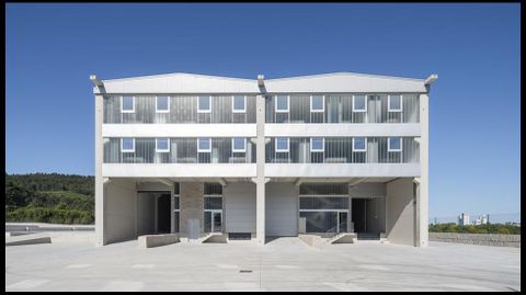 Dos naves adosadas destinadas a centro logstico, oficinas, almacenaje y distribucin de agua mineral natural envasada, en A Reigosa, Ponte Caldelas. Proyecto de Luciano Gonzlez y Miguel Estvez