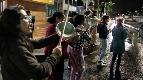 Varias personas participan en una cacerolada nocturna  en Bogot