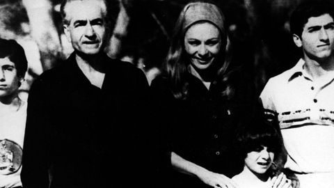 Pahlevi (a la derecha), con sus padres y su hermano peque�o