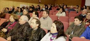 El p�blico sigui� con inter�s la charla sobre las preferentes en la Casa da Cultura de O Valadouro.