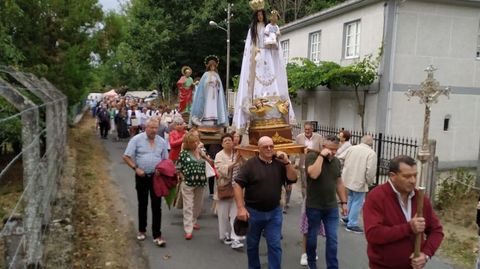 Procesin en Chantada. Decenas de fieles acompaaron ayer la procesin de la Virxe da Sade, recuperada en Chantada como antesala de la romera del 8 de septiembre en O Faro
