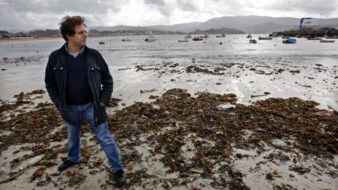 Domingo Villar, no areal de Panx�n, un dos escenarios da s�a novela �A praia dos afogados�.