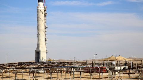 Imagen de la planta termo solar de Israel, a dos horas al sur de Jerusaln, un proyecto  made in Spain  donde trabajan cerca de 60 espaoles. La planta, construida en un 67.5 por ciento por la israel Shikun & Binui Solel Boneh Infraestructure, y en un 32.5 por la espaola TSK, se extiende casi 400 hectreas que comenzaron a levantarse en 2015, y se espera que est en funcionamiento los prximos 25 aos, cuando pasar a manos del Estado