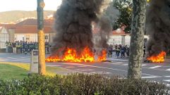 Trabajadores de Navantia Ferrol cortan el tr�fico con una barricada