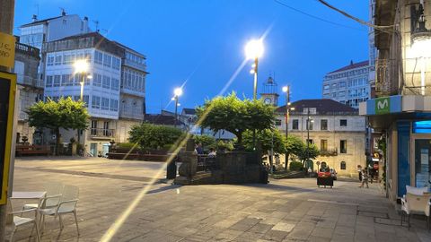 Nueva iluminaci�n en la praza Maior de O Carballi�o