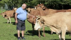 Carlos Sinde, con vacas en su explotaci�n, en la parroquia de Loentia (Castro de Rei)