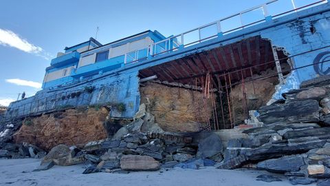 En  la imagen se observa el deterioro que va a ms en la escollera sobre la que se apoya el restaurante, en la playa de Altar