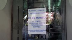Un cartel avisa del cierre del centro comercial a la entrada del mismo