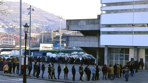 Colas para conseguir entradas en el Carlos Tartiere.Colas para conseguir entradas en el Carlos Tartiere