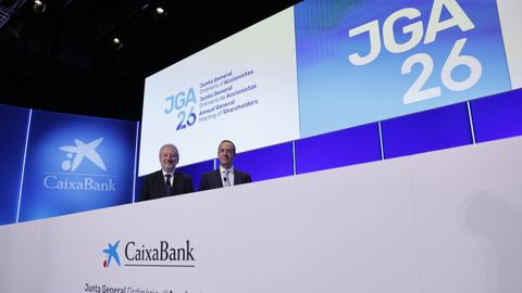 El presidente de Caixabank Tom�s Muniesa (izquierda) y el consejero delegado de CaixaBank, Gonzalo Gort�zar,� durante la �ltima junta general ordinaria de accionistas de CaixaBank en Valencia.