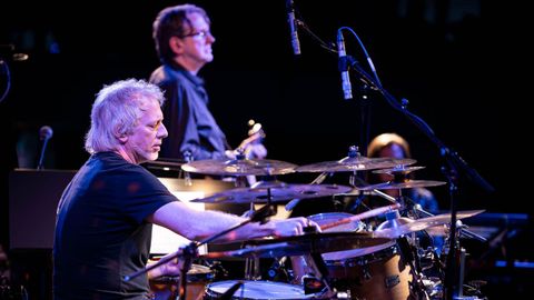 Los m�sicos Dave Weckl, en primer plano, y Tom Kennedy, en pleno concierto