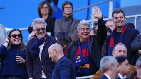 Joan Laporta, saludando con el brazo en alto, el domingo en el Camp Nou