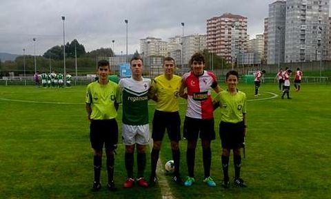 Ignacio Iglesias con sus dos asistentes en el partido de juveniles entre el Racing y el Arosa.