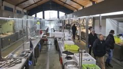 Las mesas centrales ser�n los mostradores provisionales. Los puestos de venta de acero inoxidable que se eliminar�n ser�n los mostradores que utilizar�n los pescaderos de forma temporal en la nave central del mercado.