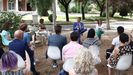 El presidente del Gobierno, Pedro S�nchez, con representantes de la Asamblea Ciudadana para el Clima, en los jardines de la Moncloa.