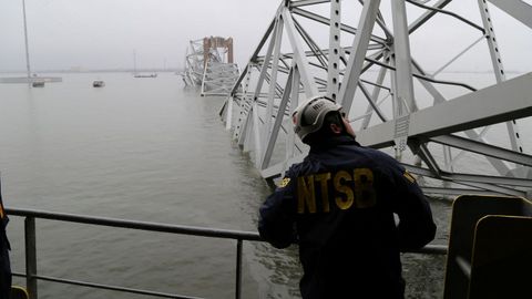 Investigadores del Junta Nacional de Seguridad en el Transporte (NTSB), en el puente del portacontenedores Dali.