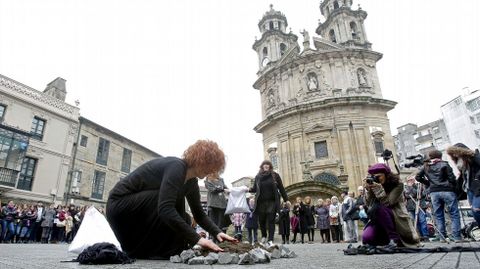 Nin unha mais. Performance de Ana Gesto en la Praza da Peregrina contra la violencia de g�nero